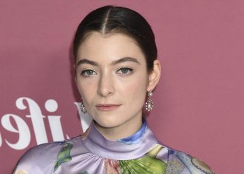 Lorde Postpones Tour Due to Laryngitis