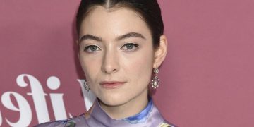 Lorde Postpones Tour Due to Laryngitis